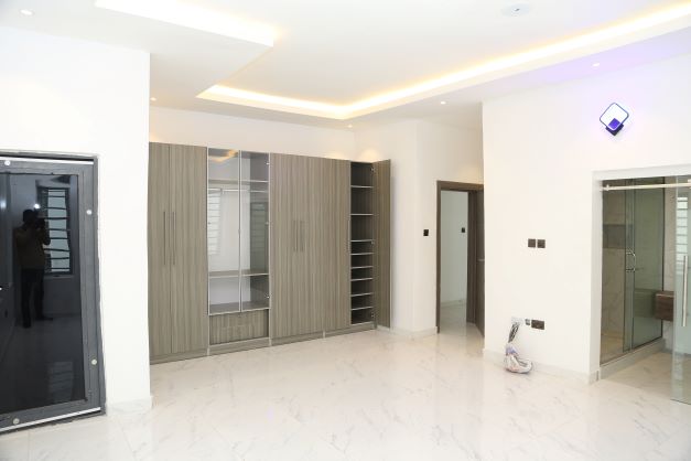 Spacious 4 Bedroom Detached Duplex with BQ