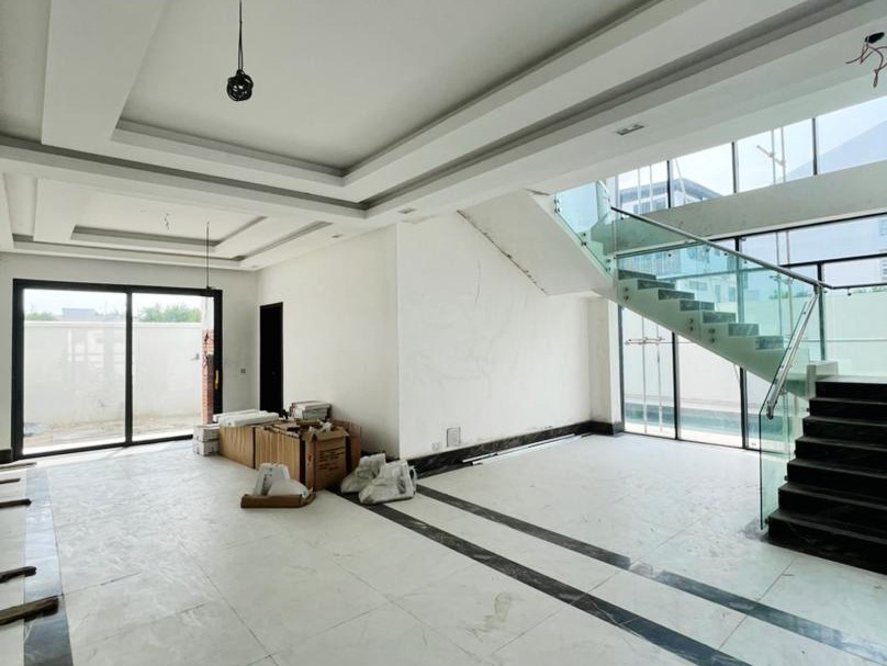 Spacious 5 Bedroom Terrace Duplex with BQ