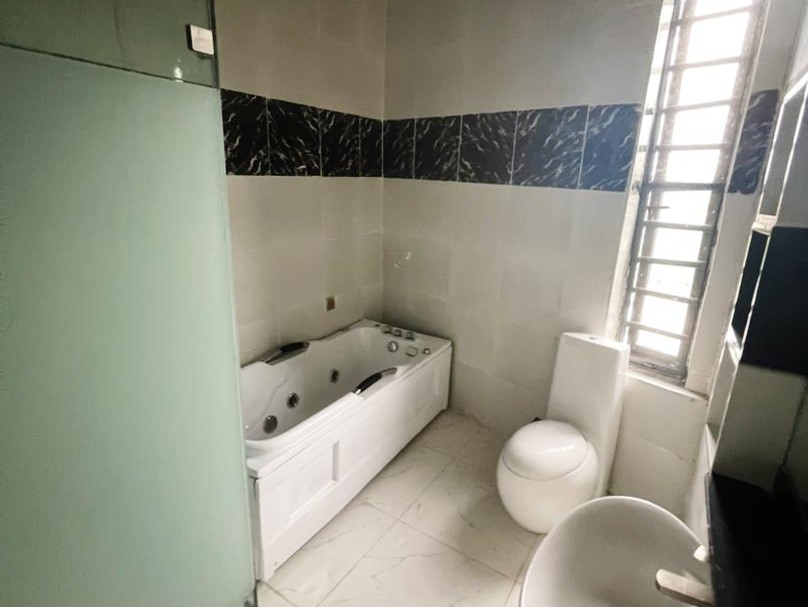 5bedroom detached duplex with bq