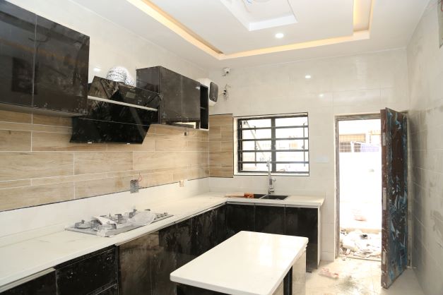 4bedroom semi-detached duplex.
