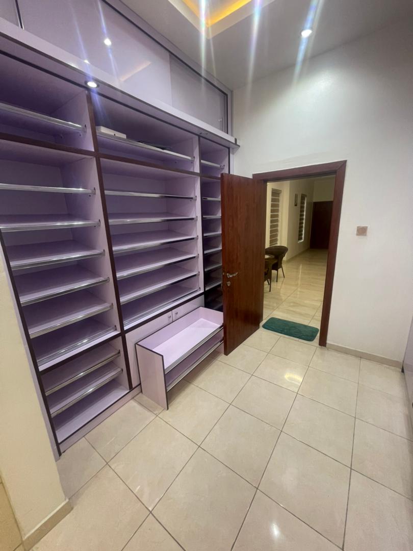 5 bedroom Fully detached duplex