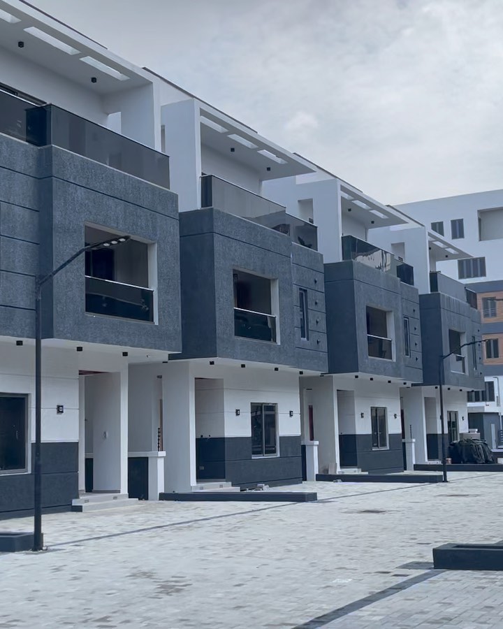 6 bedroom semi-detached duplex with BQ