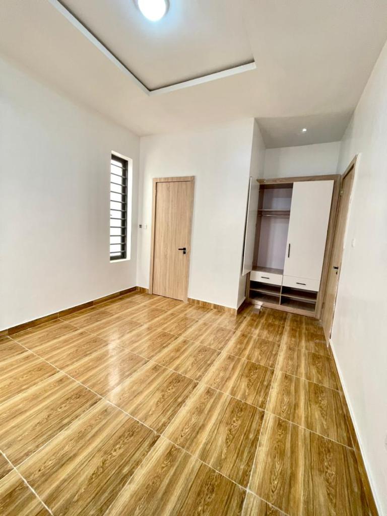5 bedroom detached duplex with BQ