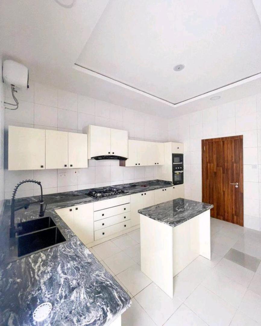 5 bedroom detached duplex with BQ