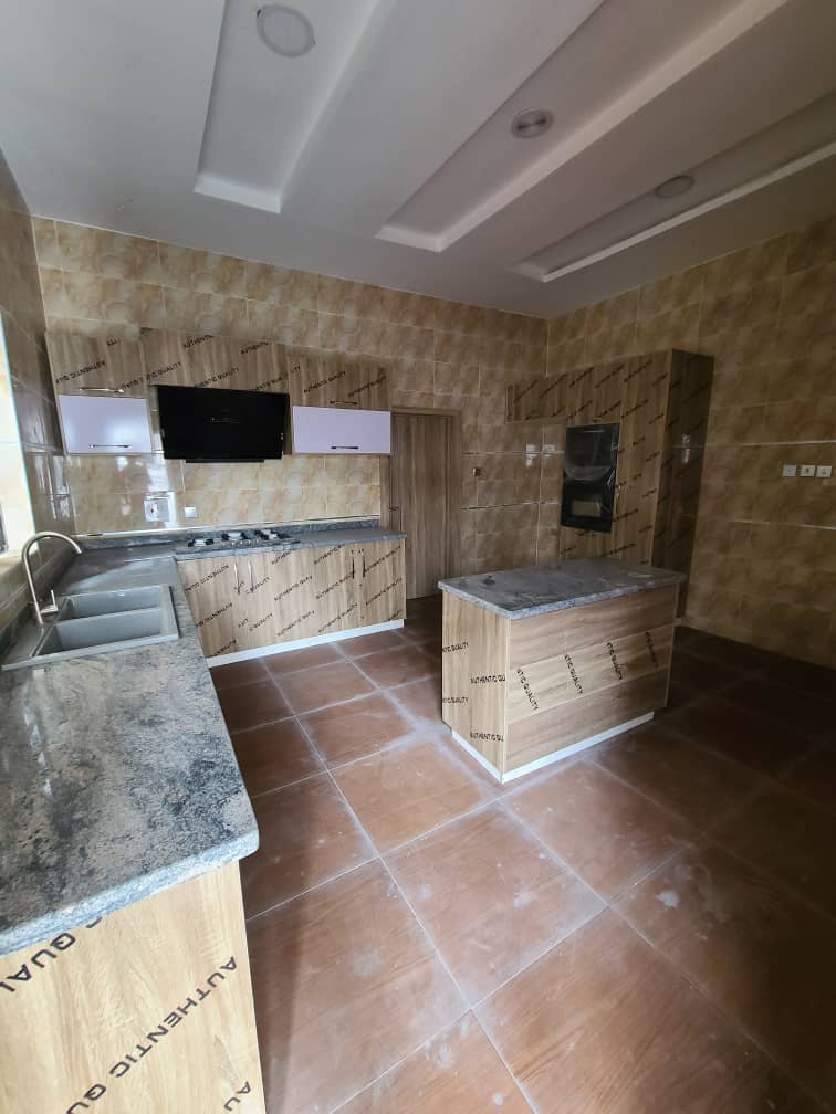 5 bedroom detached duplex